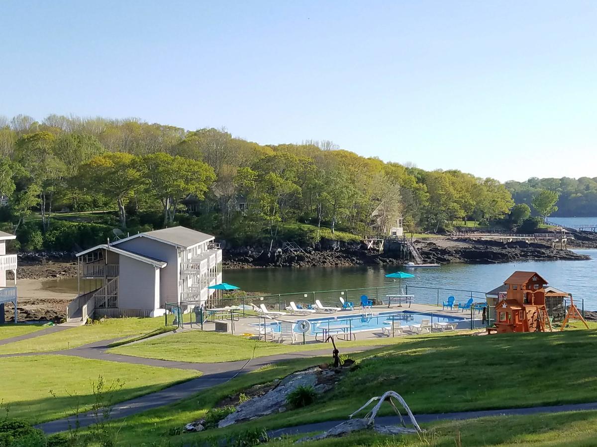 Smugglers Cove Inn Dayville Exterior photo