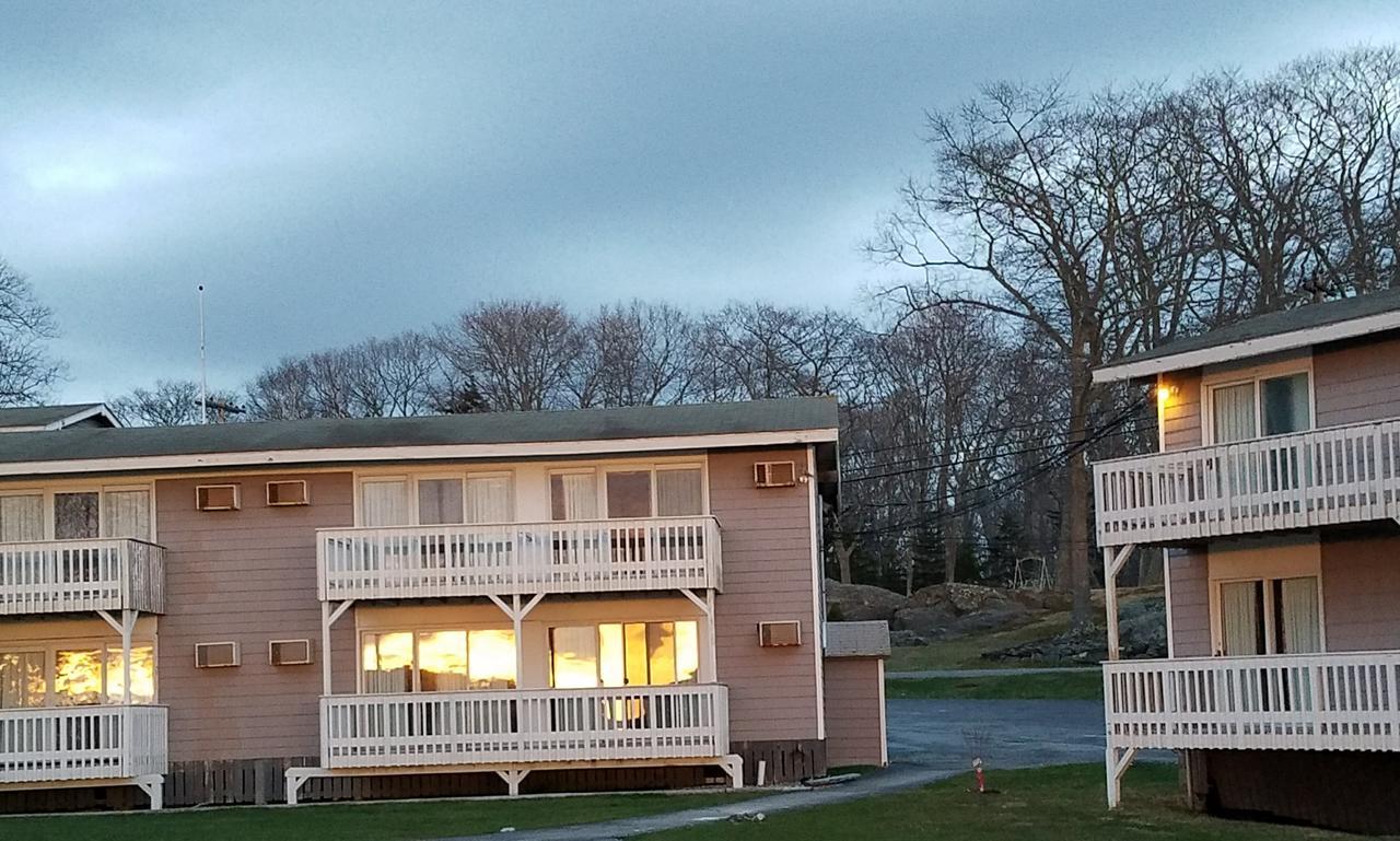 Smugglers Cove Inn Dayville Exterior photo