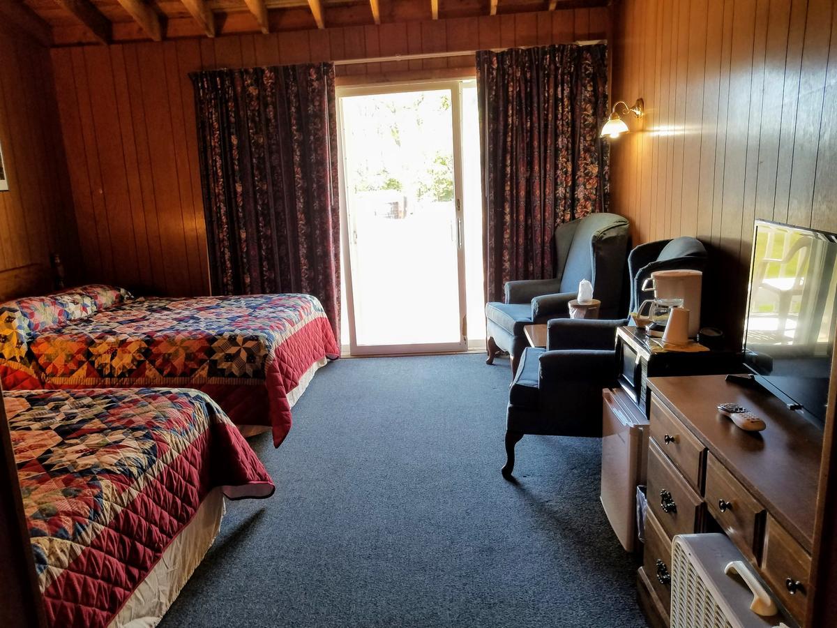 Smugglers Cove Inn Dayville Exterior photo