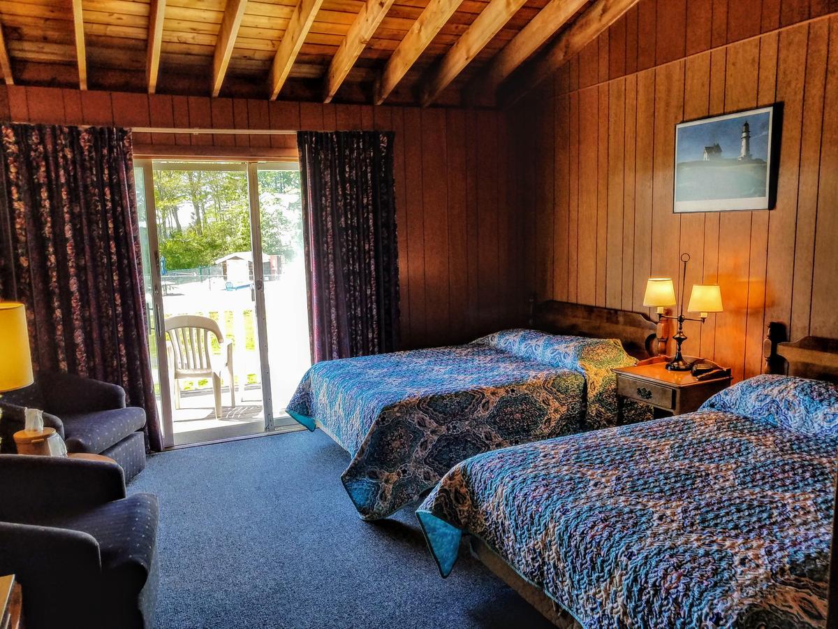 Smugglers Cove Inn Dayville Exterior photo
