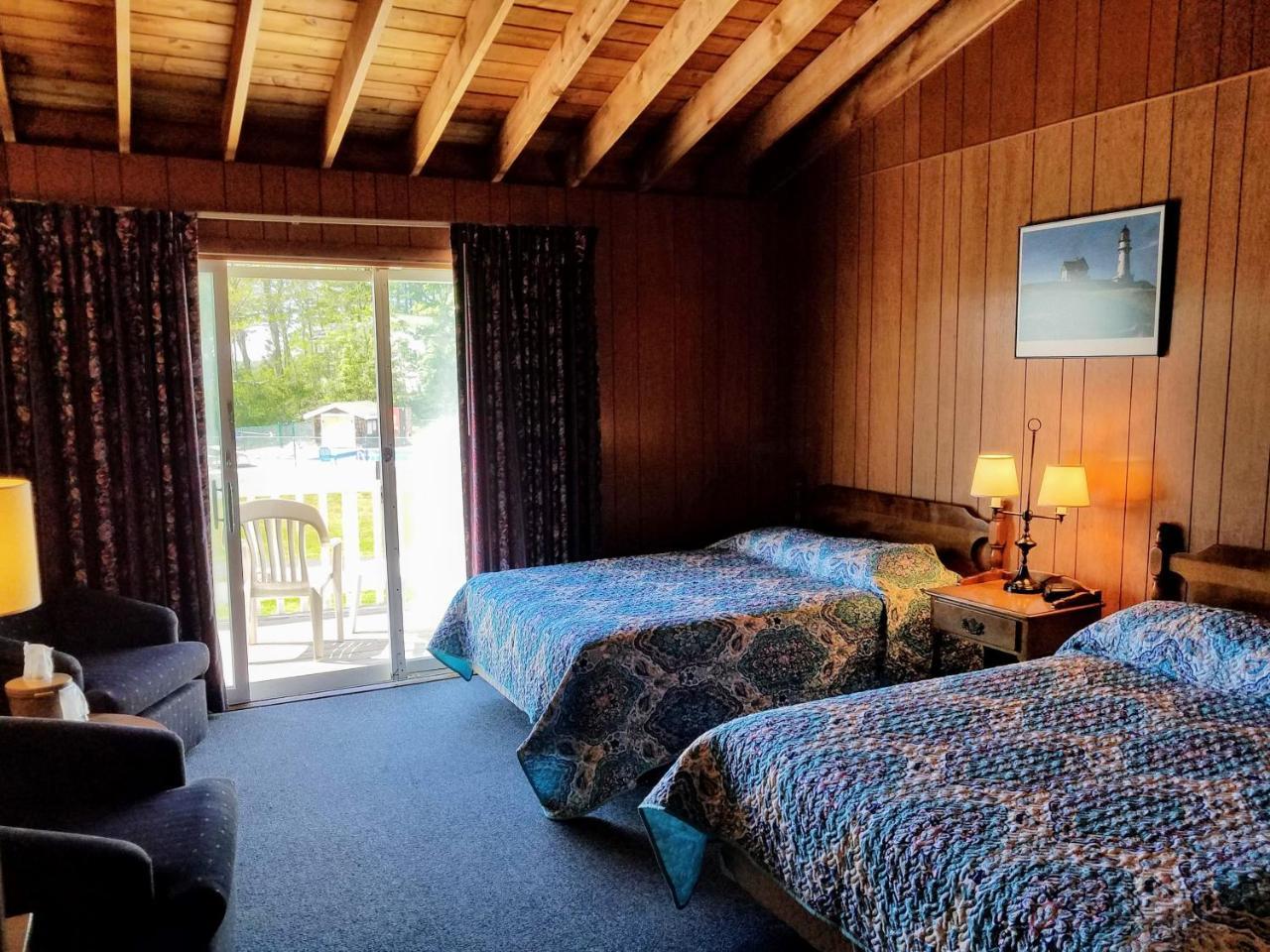 Smugglers Cove Inn Dayville Exterior photo