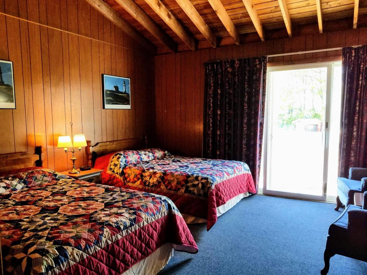 Smugglers Cove Inn Dayville Exterior photo